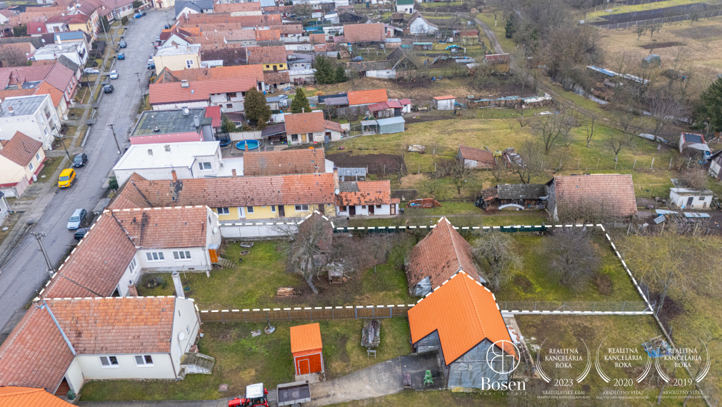 BOSEN | 3 izbový rodinný dom s veľkým pozemkom 1098 m2, Lopašov