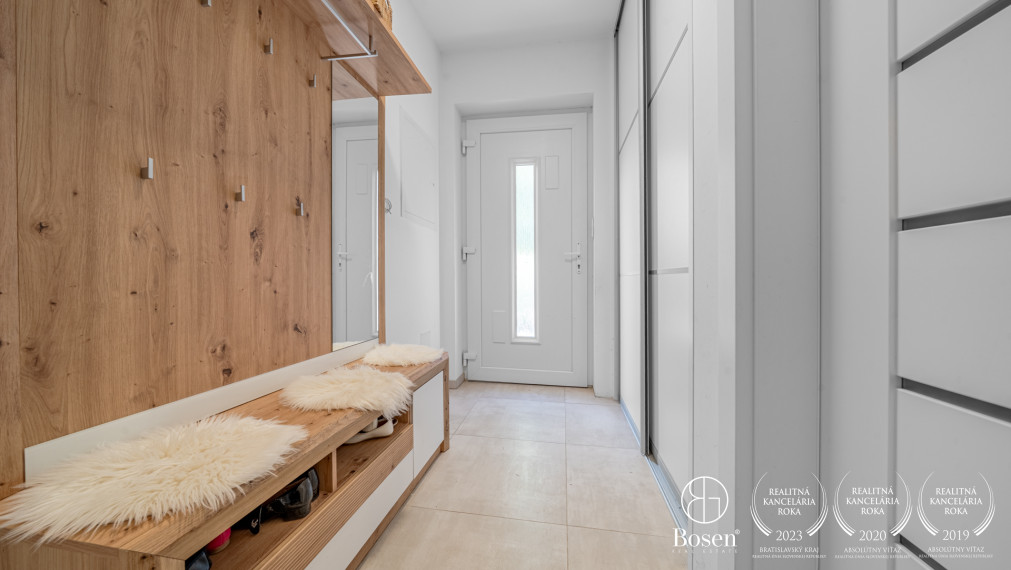 BOSEN | 4 izbový rodinný bungalov s bazénom