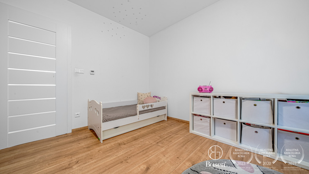 BOSEN | 4 izbový rodinný bungalov s bazénom