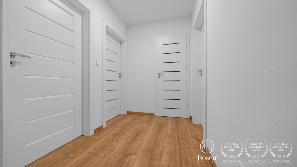 BOSEN | 4 izbový rodinný bungalov s bazénom