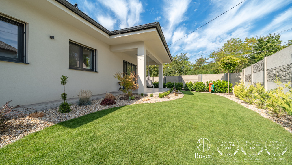 BOSEN | 4 izbový rodinný bungalov s bazénom