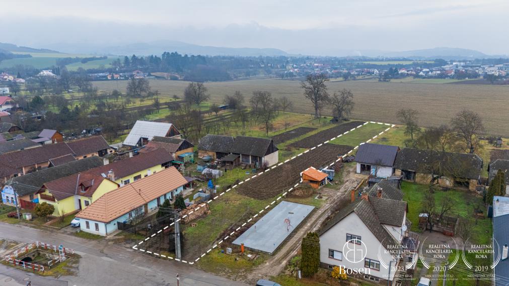 BOSEN | Na predaj stavebný pozemok 1813 m2 - Adamovské Kochanovce
