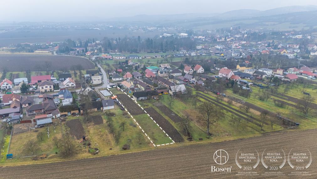 BOSEN | Na predaj stavebný pozemok 1813 m2 - Adamovské Kochanovce