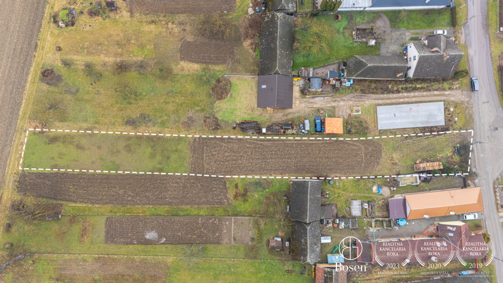 BOSEN | Na predaj stavebný pozemok 1813 m2 - Adamovské Kochanovce