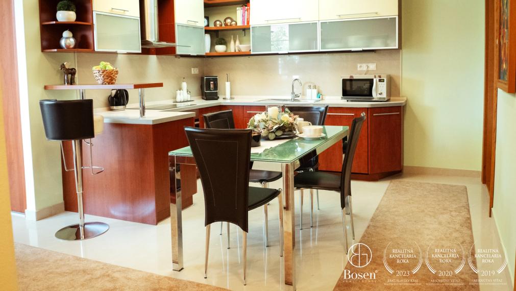 BOSEN | Štýlový 4i byt s krbom a dušou v centre