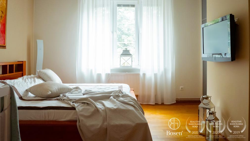 BOSEN | Štýlový 4i byt s krbom a dušou v centre