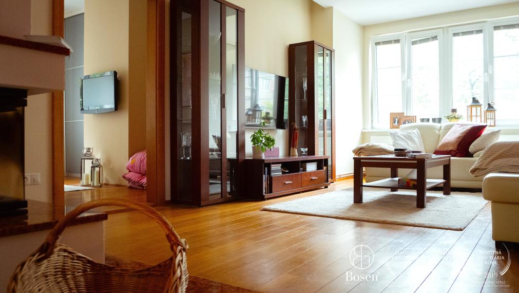 BOSEN | Štýlový 4i byt s krbom a dušou v centre