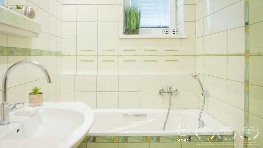 BOSEN | Štýlový 4i byt s krbom a dušou v centre