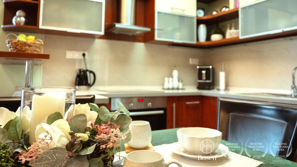 BOSEN | Štýlový 4i byt s krbom a dušou v centre