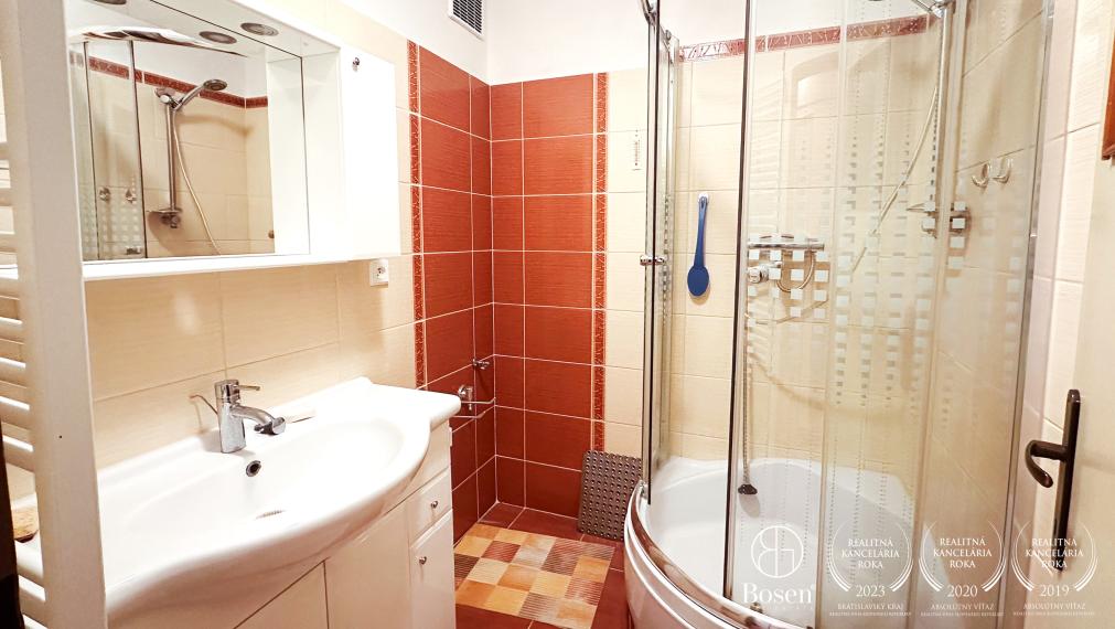 BOSEN | 3i tehlový byt s loggiou, širšie centrum, 87 m2