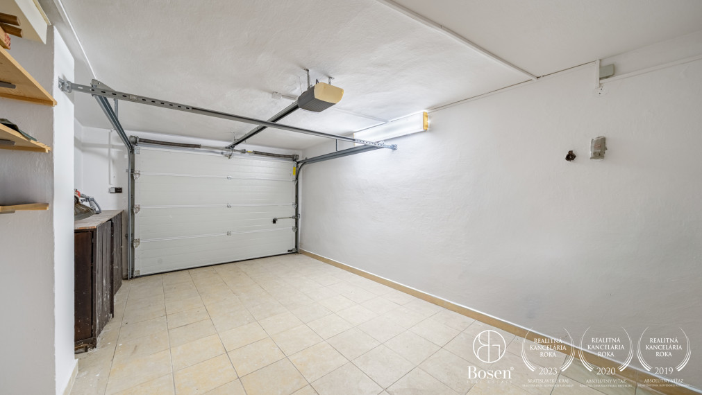 Priestranný 6-izbový rodinný dom s pozemkom 448m2, Piešťany