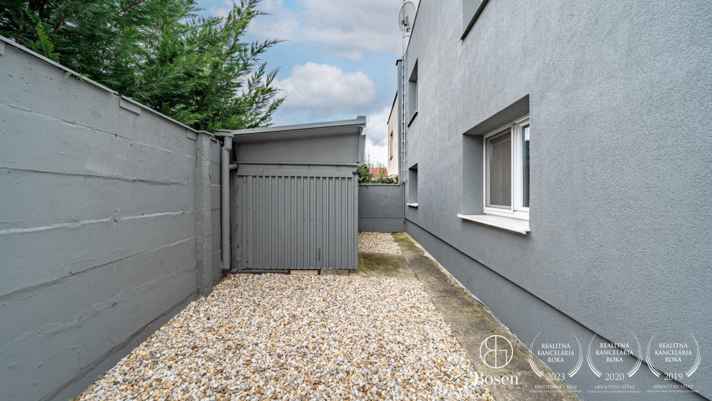 Priestranný 6-izbový rodinný dom s pozemkom 448m2, Piešťany