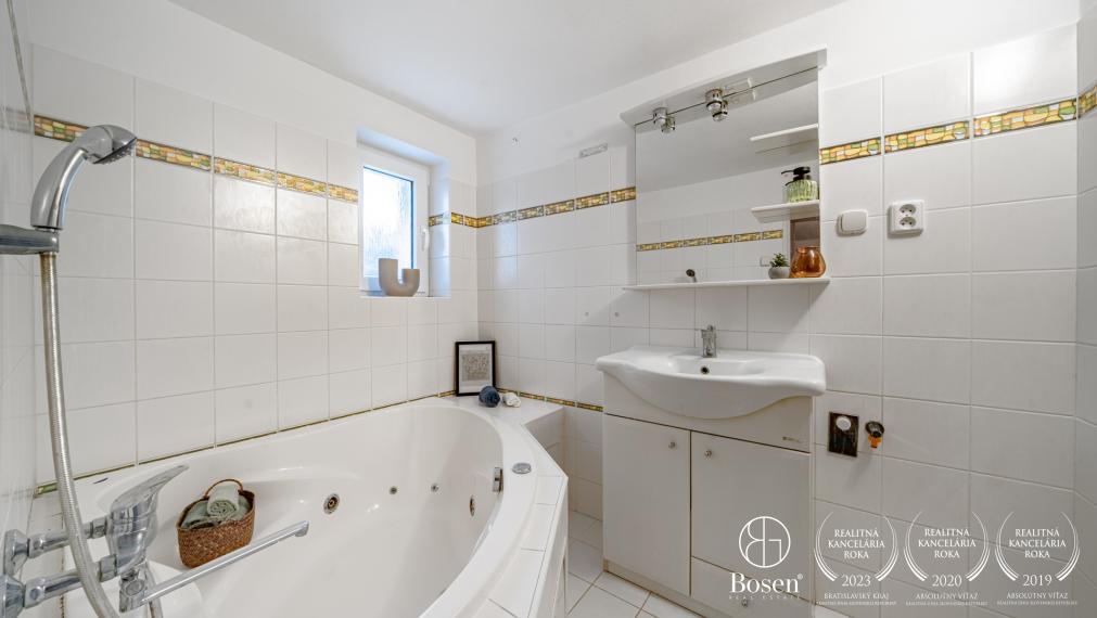 Priestranný 6-izbový rodinný dom s pozemkom 448m2, Piešťany