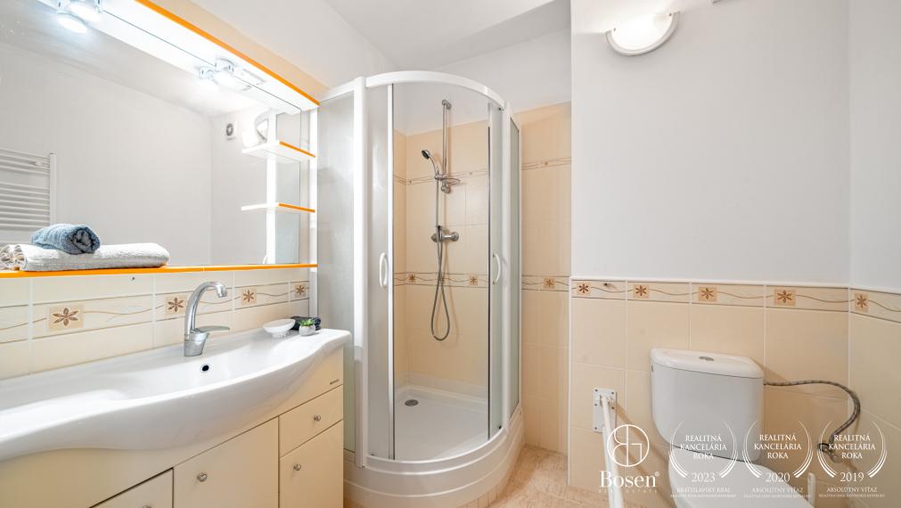 Priestranný 6-izbový rodinný dom s pozemkom 448m2, Piešťany