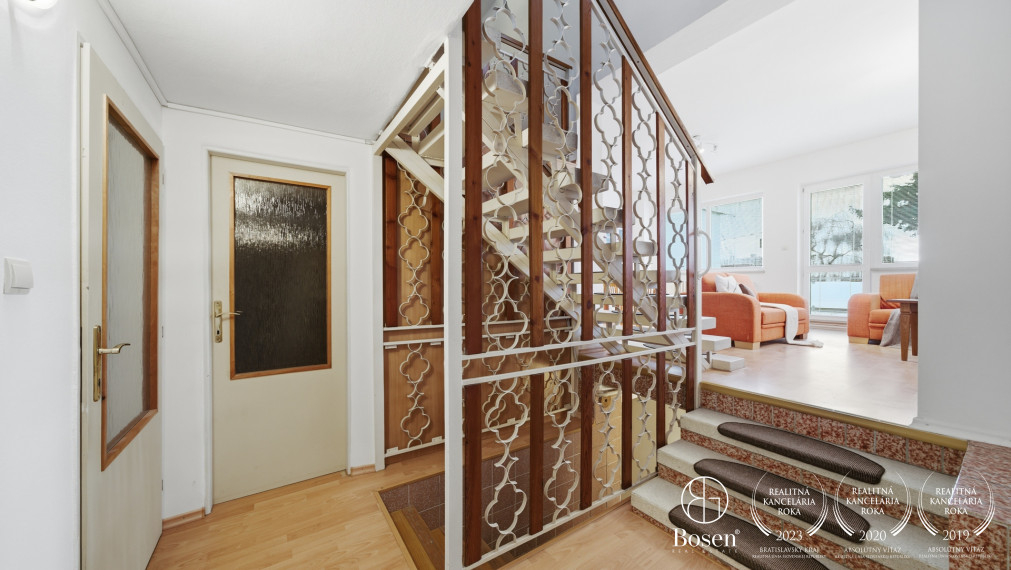 Priestranný 6-izbový rodinný dom s pozemkom 448m2, Piešťany