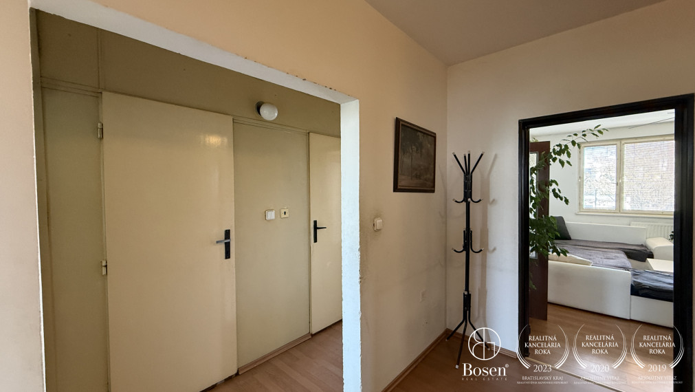 BOSEN | Praktický 4 izb.byt s loggiou a pivnicou, pôvodný stav, Vrakuňa, Vŕbová, 84 m2