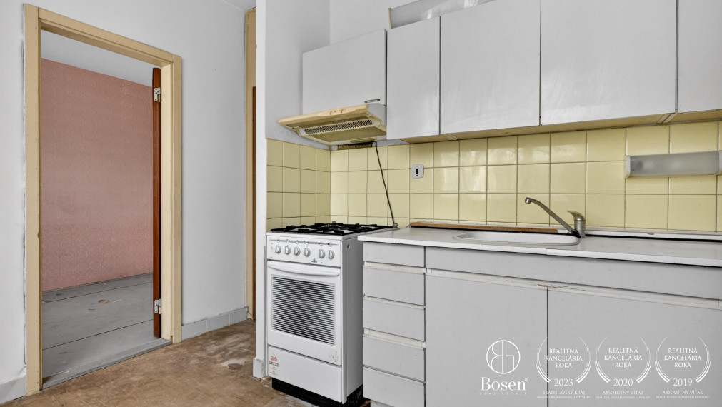 BOSEN | 4 izb. byt s loggiou a pivnicou, pôvodný stav, Dúbravka,  80,39 m2