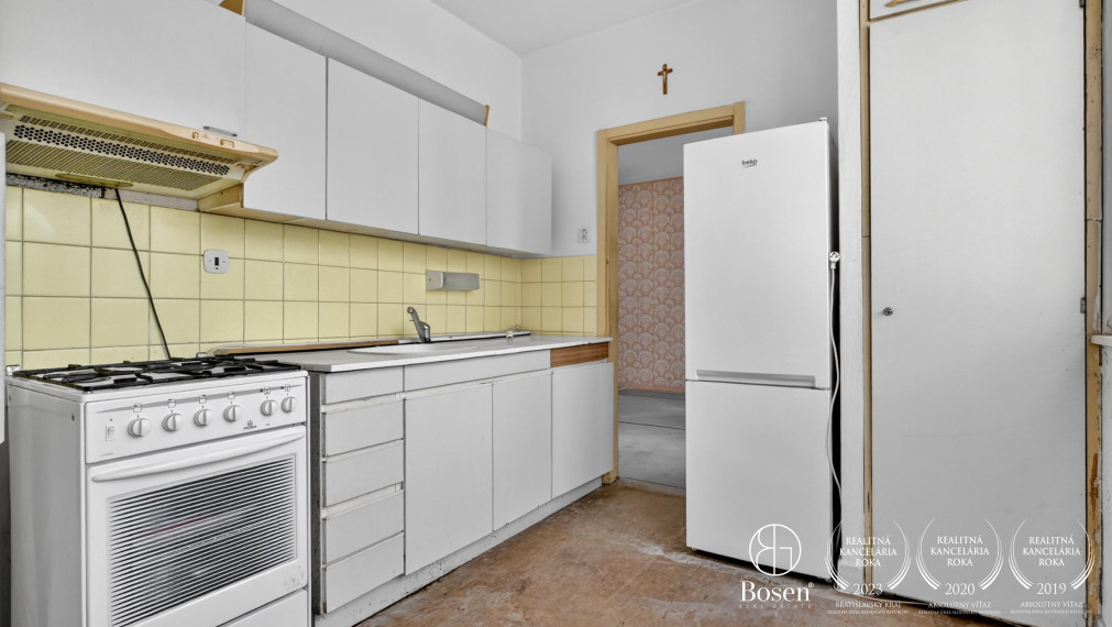 BOSEN | 4 izb. byt s loggiou a pivnicou, pôvodný stav, Dúbravka,  80,39 m2