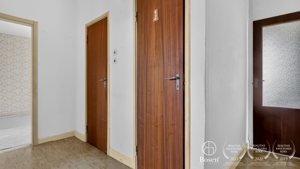 BOSEN | 4 izb. byt s loggiou a pivnicou, pôvodný stav, Dúbravka,  80,39 m2