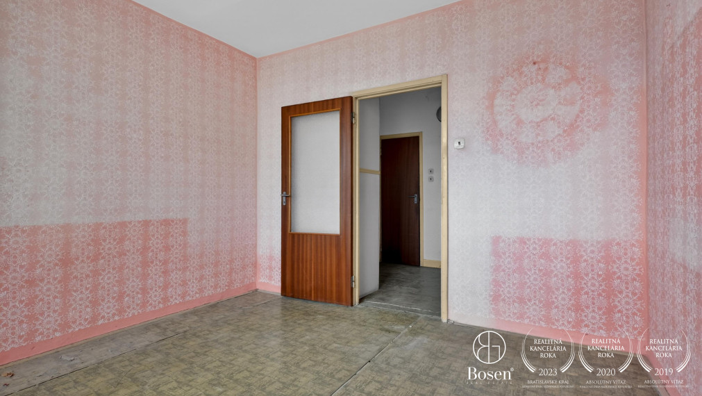 BOSEN | 4 izb. byt s loggiou a pivnicou, pôvodný stav, Dúbravka,  80,39 m2