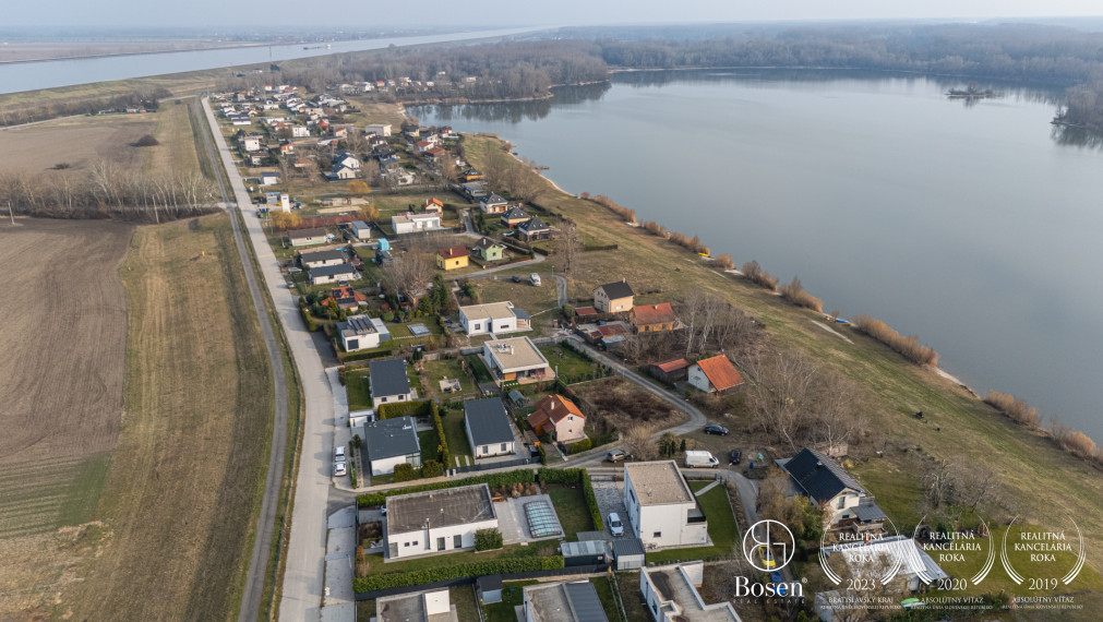 BOSEN | Stavebný pozemok s projektom priamo pri Vojčianskom jazere