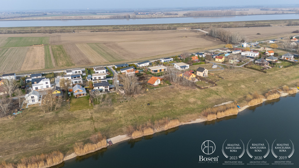 BOSEN | Stavebný pozemok s projektom priamo pri Vojčianskom jazere