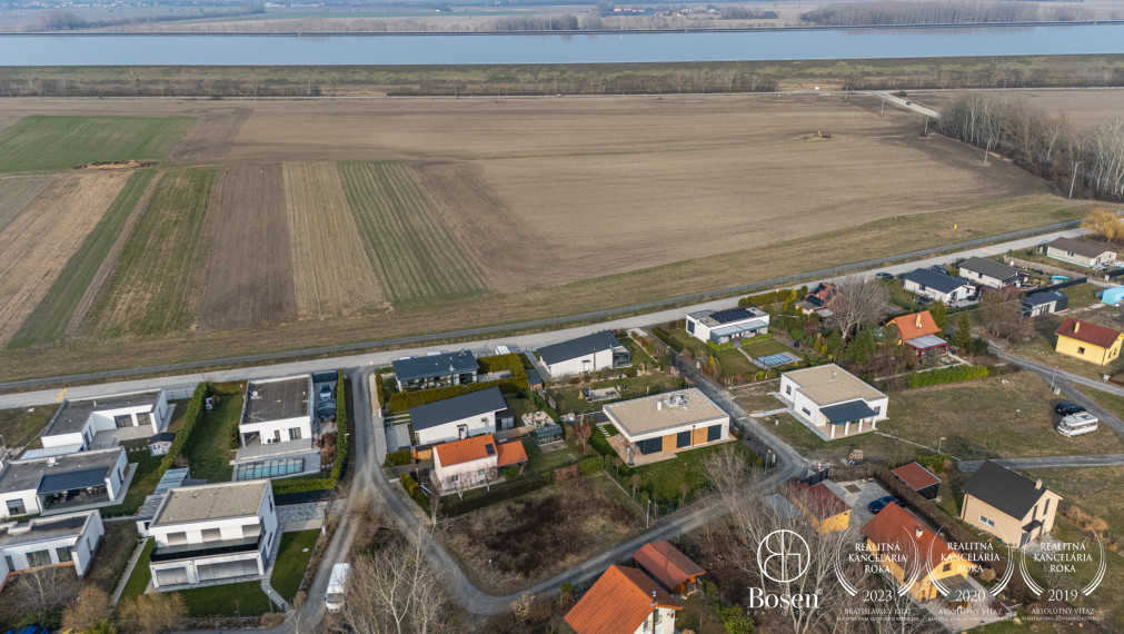BOSEN | Stavebný pozemok s projektom priamo pri Vojčianskom jazere