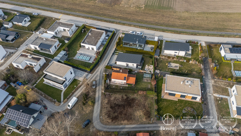 BOSEN | Stavebný pozemok s projektom priamo pri Vojčianskom jazere