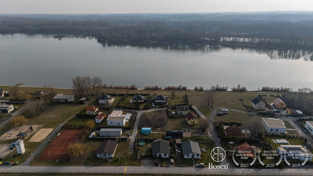 BOSEN | Stavebný pozemok s projektom priamo pri Vojčianskom jazere