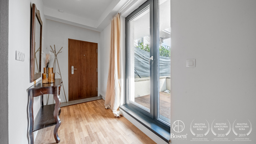 BOSEN | Štýlový 1,5-izbový byt s terasou a predzáhradkou, Horský park