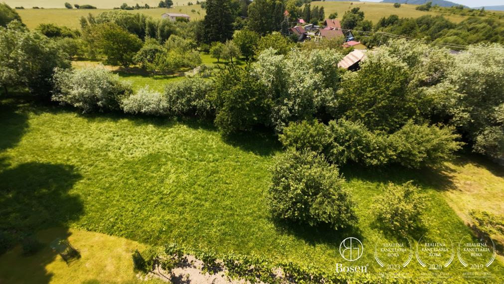 LOYALTERS | Rodinný dom s pozemkom, humnom, potokom, Kosorín