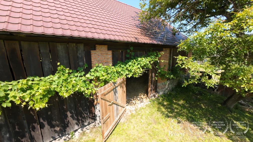 LOYALTERS | Rodinný dom s pozemkom, humnom, potokom, Kosorín