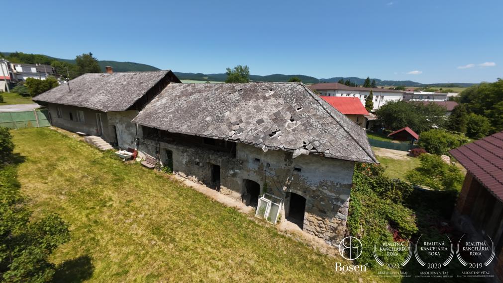 LOYALTERS | Rodinný dom s pozemkom, humnom, potokom, Kosorín