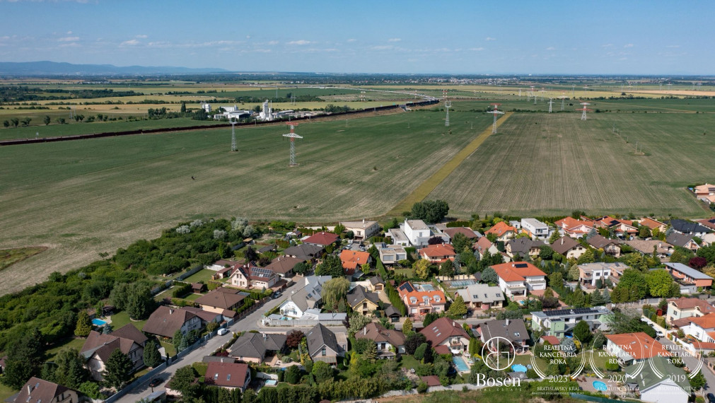 BOSEN | Harmonické bývanie v rodinnom dome v srdci Rovinky