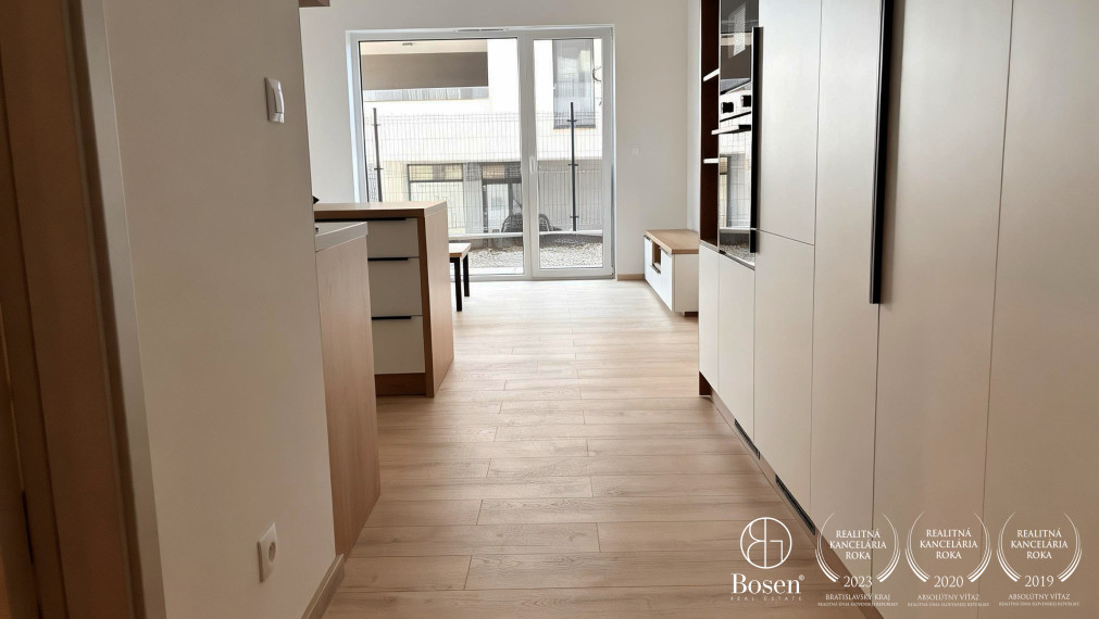 LOYALTERS | Na predaj 1 izbový byt s predzáhradkou a garážovým státím v novostavbe - Rovinka