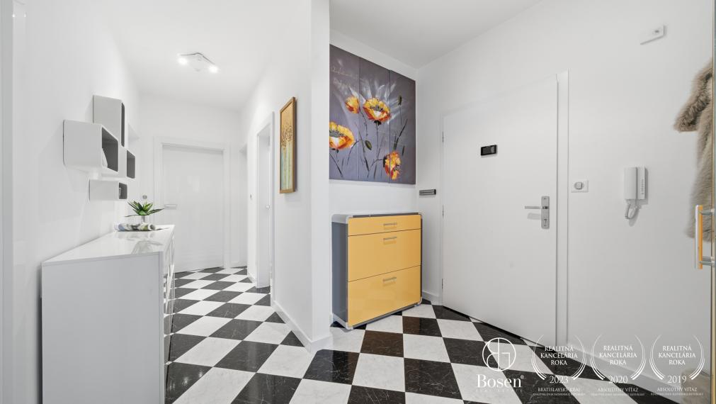 BOSEN | 4-bedroom apartment with terrace and parking, Old Town - Tichá street, 102 m2