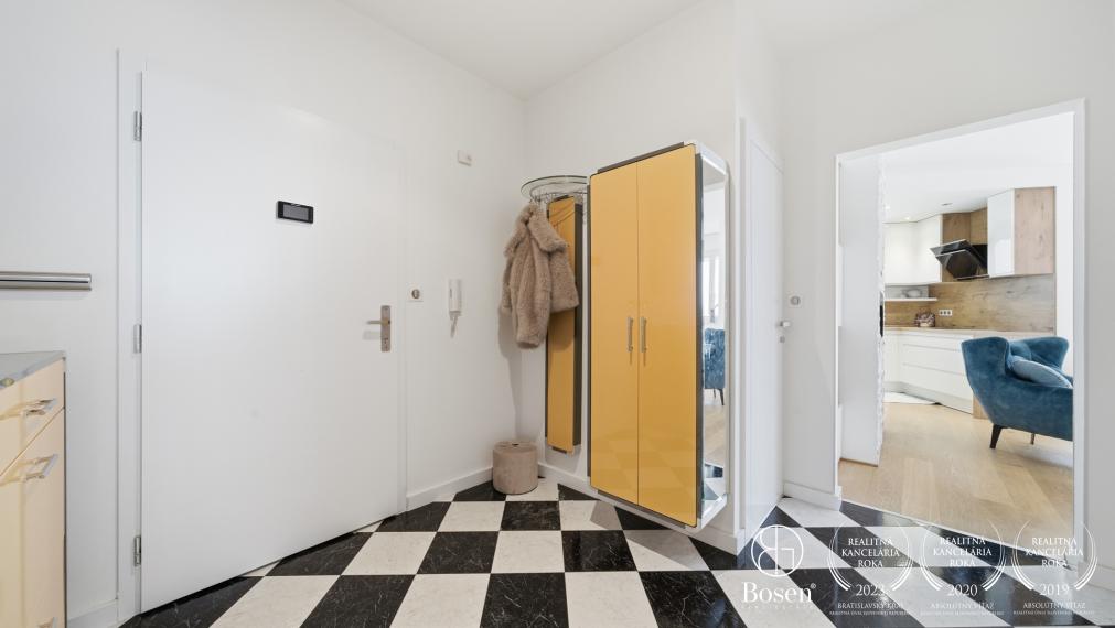 BOSEN | 4-bedroom apartment with terrace and parking, Old Town - Tichá street, 102 m2