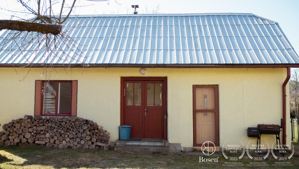 BOSEN | Rodinná usadlosť na polosamote, pozemok 3100 m2.