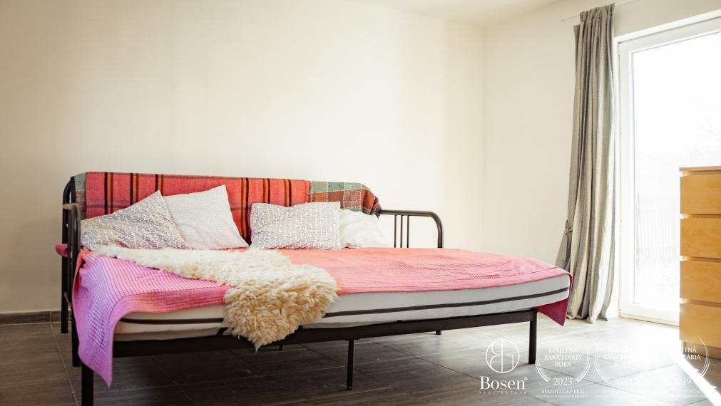 BOSEN | Rodinná usadlosť na polosamote, pozemok 3100 m2.