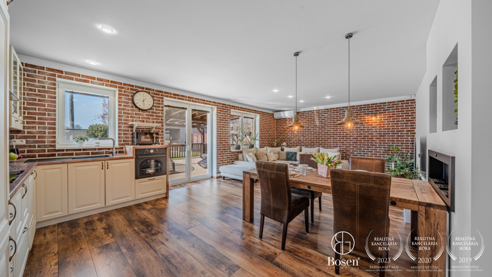 BOSEN| Rodinný dom s bazénom a veľkorysou terasou - Malinovo