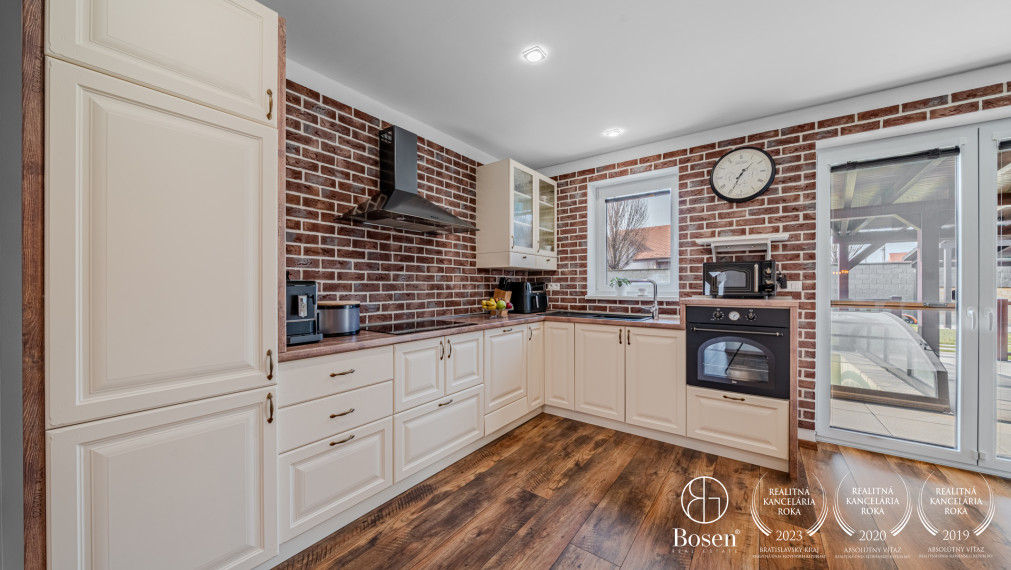 BOSEN| Rodinný dom s bazénom a veľkorysou terasou - Malinovo