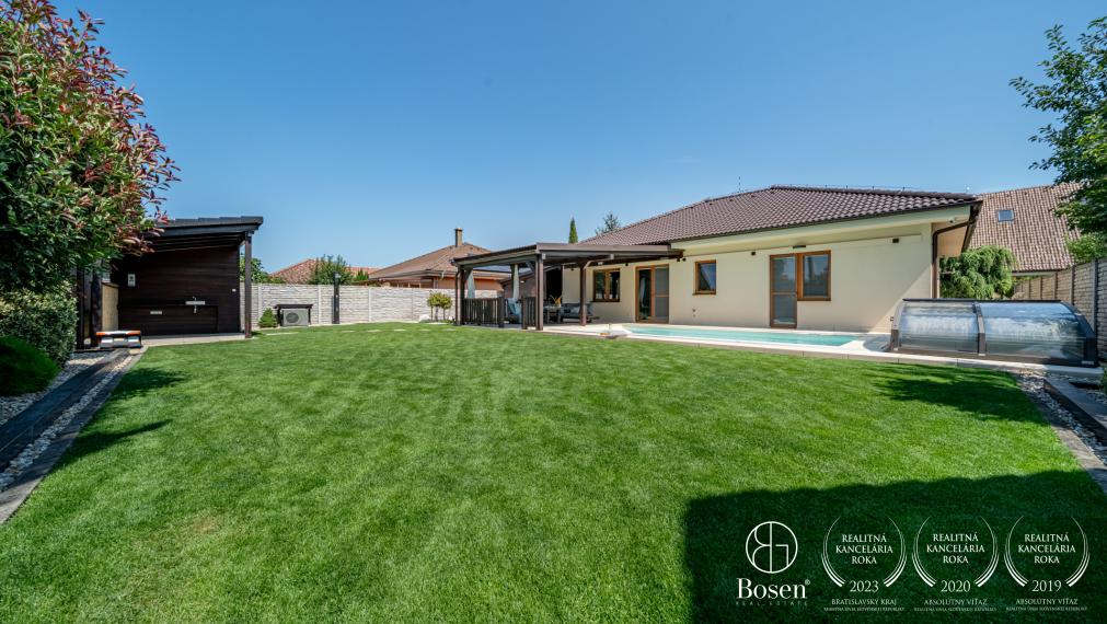 BOSEN| Rodinný dom s bazénom a veľkorysou terasou - Malinovo