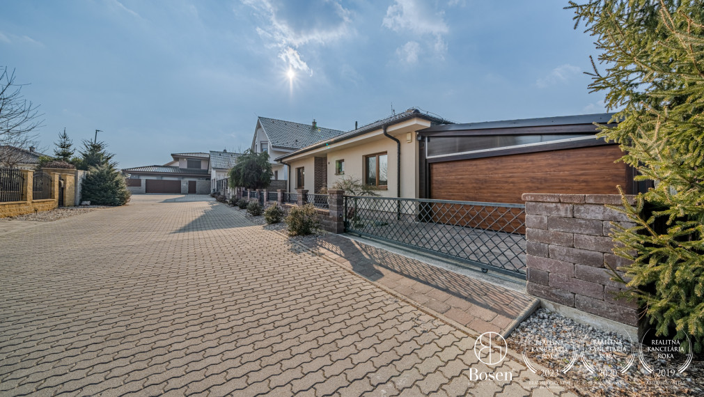 BOSEN| Rodinný dom s bazénom a veľkorysou terasou - Malinovo