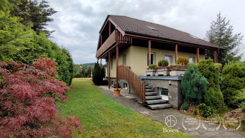 BOSEN | Rodinný dom v Limbachu, ktorý má všetko - squashovú halu, záhradu aj vínnu pivnicu