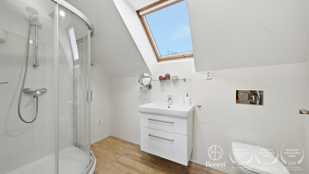 BOSEN | Zariadený podkrovný byt v centre, Gunduličova, BA