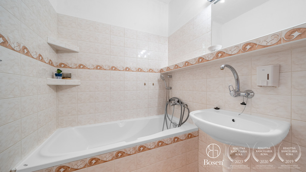 BOSEN | 3- izbový priestranný byt, Beňadická ulica - Petržalka, 74 m2, dve lodžie