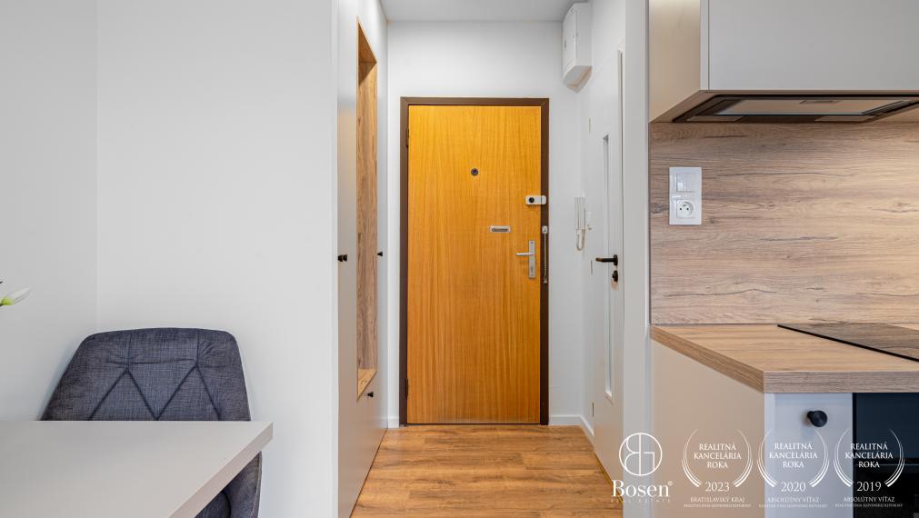 BOSEN | Kompletne zrekonštruovaná a zariadená garsónka s loggiou, 31,11 m², Petržalka, Blagoevova