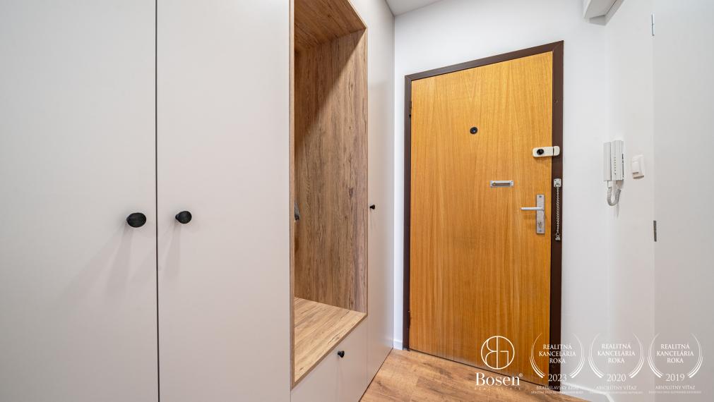 BOSEN | Kompletne zrekonštruovaná a zariadená garsónka s loggiou, 31,11 m², Petržalka, Blagoevova