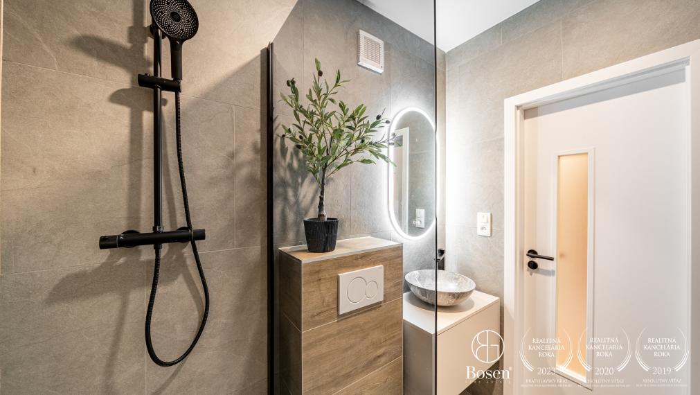 BOSEN | Kompletne zrekonštruovaná a zariadená garsónka s loggiou, 31,11 m², Petržalka, Blagoevova