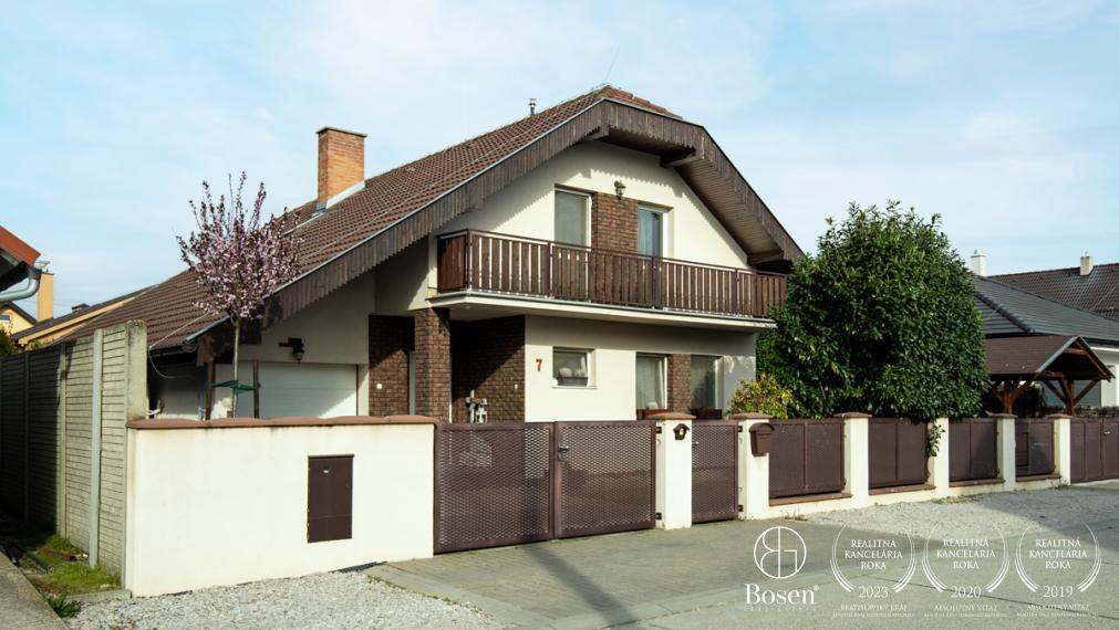 BOSEN | 5i RD s fotovoltikou a dokonalou  záhradou na relax v T. Hradskej